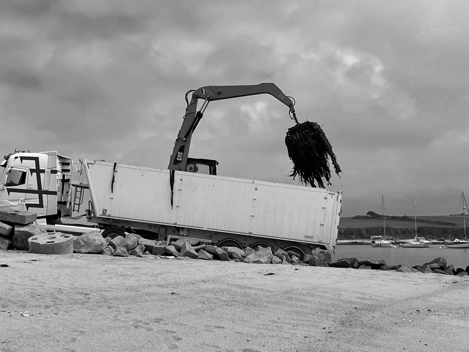 16 – Lanildut, loading of seaweed